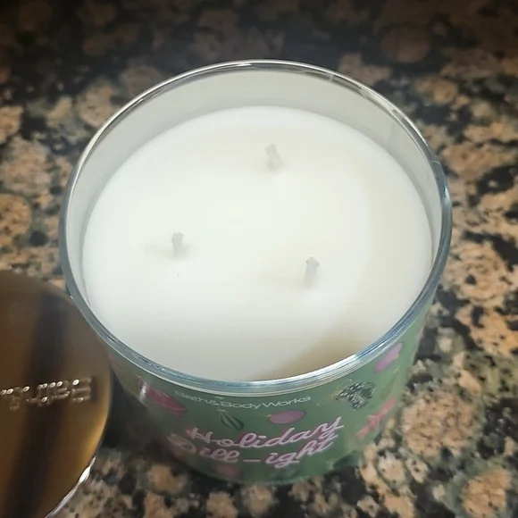BBW Holiday Dill-ight Exclusively Fragranced Soy Blend 3 Wick Candle - Picture 2 of 4